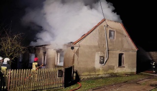 Nocny pożar w domu koło Brodnicy. Dwie osoby podtruły się dymem