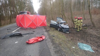Zderzenie samochodu osobowego z ciężarówką. Zginęła 19-letnia kobieta [aktualizacja]