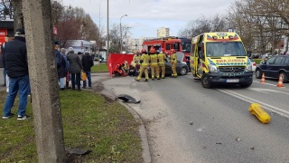 Zjechał na wysepkę dla pieszych i uderzył w latarnię. Wypadek w Bydgoszczy