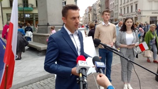 Za co kochamy Polskę w dzień flagi narodowej Poseł Myrcha pytał mieszkańców Torunia