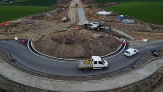 Zamontowali belki na moście, ronda prawie gotowe. Budują obwodnicę Lubrańca [zdjęcia]