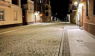 Stary bruk wraca do łask. Wychodzi spod asfaltu, by ozdobić starówkę w Chełmnie