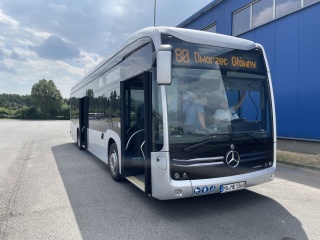 Bydgoszcz testuje autobus elektryczny. Kasowniki na bilety papierowe i fotele odporne na ścieranie