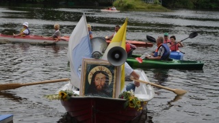 Na pamiątkę spływu Brdą ks. Karola Wojtyły i studentów. Kajakowa pielgrzymka w Smukale [wideo]