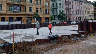 Finał budowy zbiornika retencyjnego na Pl. Wolności. Ostatni etap: wlanie wody [zdjęcia]