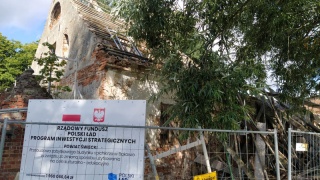 W zabytkowym spichlerzu i ujeżdżalni koni w Bąkowie powstaje centrum edukacji