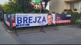 Wojna plakatowa Baner Mikołaja Bogdanowicza zasłonięty ogłoszeniem Krzysztofa Brejzy [aktualizacja]