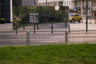 Symboliczny mur stanął w miejscu historycznej granicy getta w Warszawie [wideo]