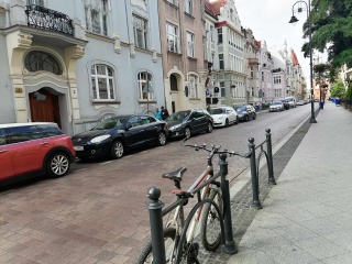 Słupków na ul. Cieszkowskiego nie będzie. ZDMiKP ma inny sposób na złe parkowanie