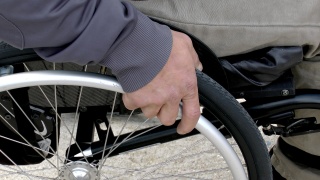 500 dla niesamodzielnych. Komu przysługuje, ile wniosków wpłynęło w regionie