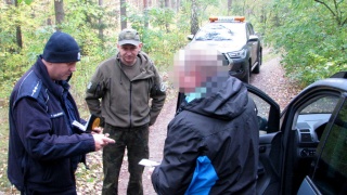 Przed uroczystością Wszystkich Świętych policja i leśnicy wspólnie patrolują lasy [zdjęcia]