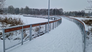 Promenada przez środek jeziora Zaskakująca droga dla spacerowiczów w Tucholi [wideo, galeria]