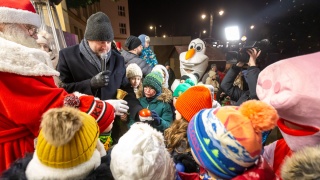 Świąteczny pochód, pierniki i rozświetlona choinka. Kolędowanie przed Urzędem Marszałkowskim