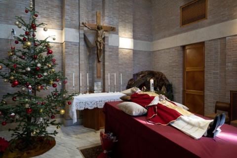 Ciało Benedykta XVI wystawione w w bazylice watykańskiej. Wierni składają hołd [wideo]