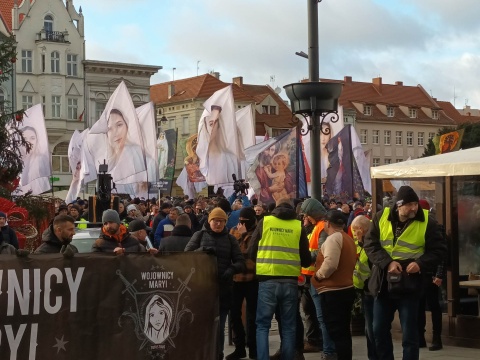 Kilka tysięcy mężczyzn, modląc się, przeszło ulicami Bydgoszczy. Spotkanie Wojowników Maryi [wideo]