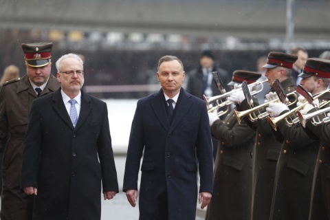 Andrzej Duda wręczył prezydentowi Łotwy Order Orła Białego. Prezydent Polski otrzymał Order Westharda