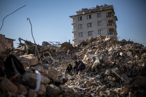 Osiem dni po trzęsieniu ziemi spod gruzów nadal wydobywani są żywi ludzie