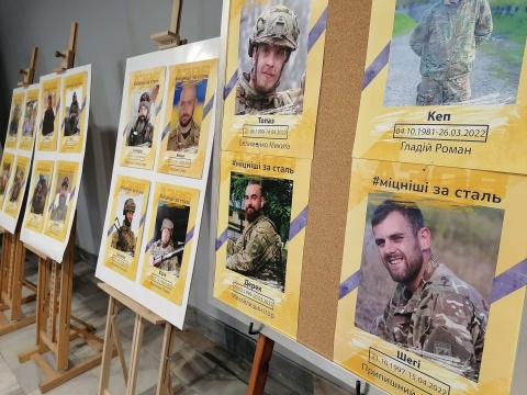 Wystawa portretów młodych ukraińskich żołnierzy. Zginęli na wojnie [zdjęcia]
