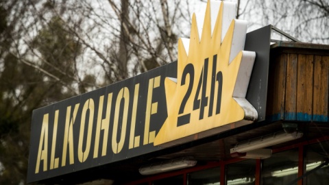 Już 10 procent polskich gmin wprowadziło nocny zakaz sprzedaży alkoholu