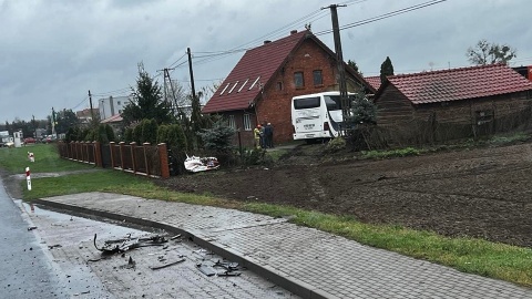 Poważny wypadek w Chmielnikach Zderzyły się autobus PKS i samochód [aktualizacja]