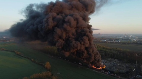 Strażacy dogaszają gigantyczny pożar na składowisku opon w Koninie [wideo]