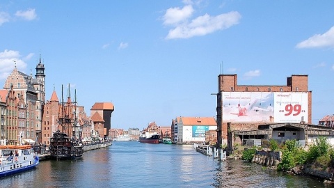 Gdańsk: Kolizja statku i motorówki na Motławie. Dwie osoby wpadły do wody