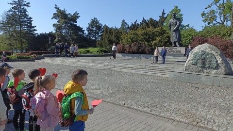 88 lat temu zmarł Józef Piłsudski. W Toruniu marszałka upamiętniły dzieci [wideo, zdjęcia]