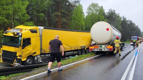 Zderzenie dwóch ciężarówek w Emilianowie. Ogromny korek na dziesiątce