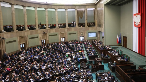 Sejm przyjął projekty ustawy o 14. emeryturze i zniesieniu opłat za autostrady. Głos po stronie Senatu