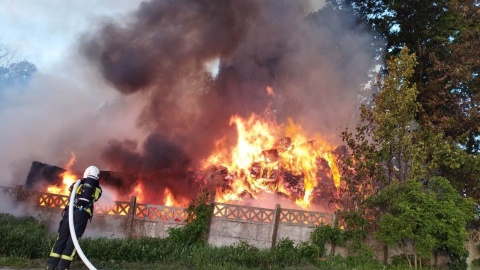 Ogień wybuchł w gospodarstwie rolnym w Cichoradzu. Paliły się bale słomy i opony