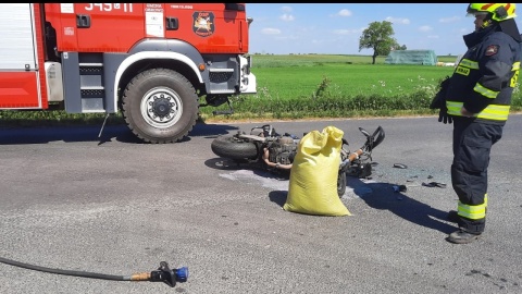 Zderzenie motocykla i osobówki w gminie Obrowo. Dwie osoby w szpitalu [zdjęcia]