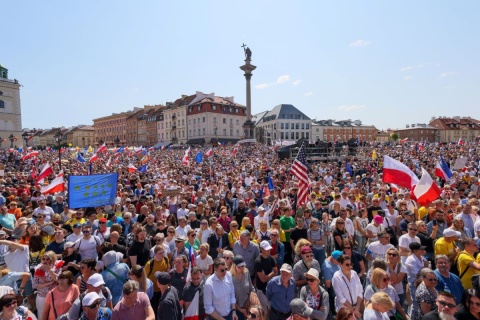 Marsz zainicjowany przez PO w Warszawie. Donald Tusk: Olbrzym się obudził
