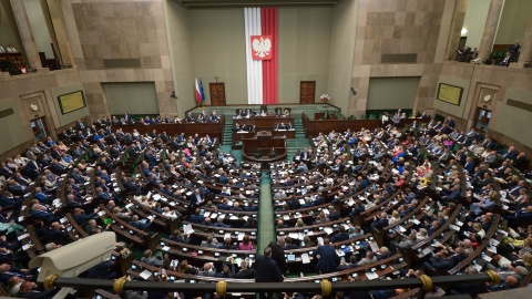Sejm: Projekty nowelizacji budżetu na 2023 rok i ustawy okołobudżetowej skierowane do komisji