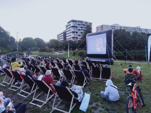 Kino pod gołym niebem, koncerty i spotkanie wielopokoleniowe [przewodnik na weekend]