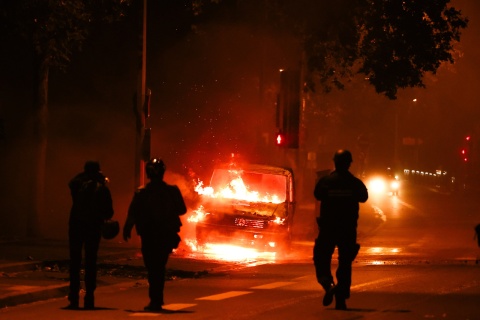 Zamieszki we Francji. Atak na dom mera, pożary, uszkodzone budynki [wideo]