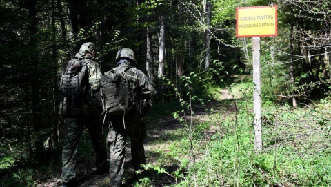 Ponad dwustu cudzoziemców na granicy polsko-białoruskiej. W ruch poszły kamienie