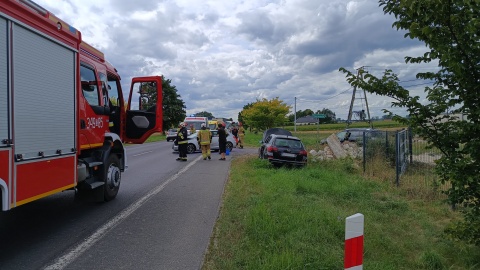 Wypadek na DK nr 80 w Toporzysku. Po kierowcę przyleciał helikopter LPR [zdjęcia]