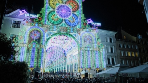 Toruń znów zalśni iluminacjami Bella Skyway Festival z Kopernikiem i Myszką Miki [wideo]