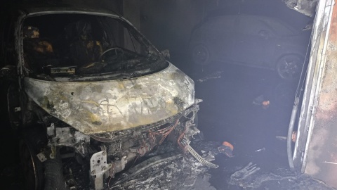 W blokowym garażu w Bydgoszczy spaliły się dwa samochody. I nie były to elektryki