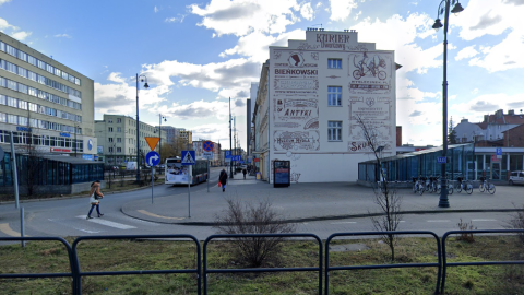 Konkurs na mural. Andrzej Szwalbe ma zostać uwieczniony na ścianie vis a vis dworca PKP
