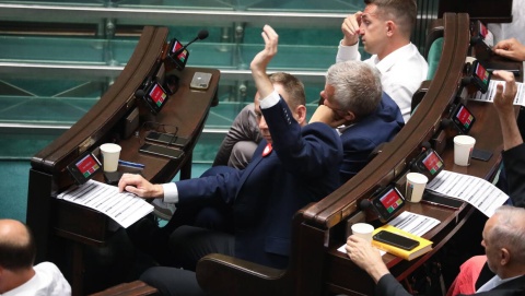 Sejm przyjął uchwałę o zarządzeniu referendum ogólnokrajowego na 15 października
