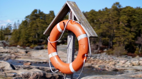 Na jeziorze Stobno w pobliżu Tucholi wywróciła się łódka. Nie żyje 56-letni mężczyzna