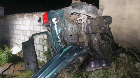 Wypadek w gminie Topólka. Auto zjechało z drogi i dachowało. Młody kierowca nie żyje [zdjęcia]