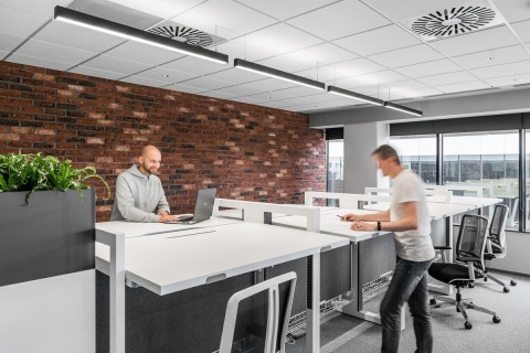 Biura z opcją coworkingu - jak projektować przestrzenie dla różnych użytkowników [reklama]