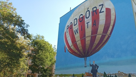 Ogromny balon przypomina o historii Podgórza. W Toruniu odsłonięto efektowny mural [zdjęcia]