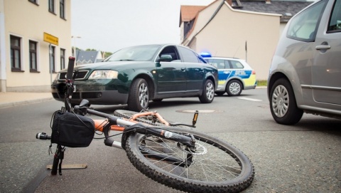 Podobno nie ustąpił pierwszeństwa. 77-letni rowerzysta zginął po zderzeniu z autem