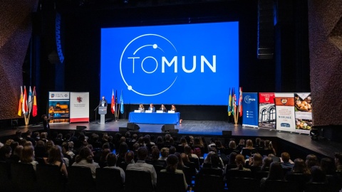 Prawie jak na obradach ONZ. Młodzi wcielają się w Toruniu w delegacje państw