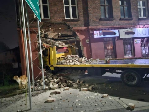 Autolaweta wjechała w nocy w dom w Toruniu. Trzeba było ewakuować mieszkańców