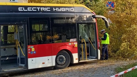 Zderzenie autobusu miejskiego i motoroweru w Inowrocławiu. 10 osób jest rannych