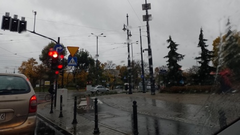 Jeden pas ruchu zajęły tramwaje i autobusy. Toruńscy kierowcy utknęli w korkach